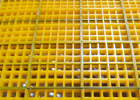 30 มม - 60 มม ความหนา Polyurethane Screen Mesh กับสี่เหลี่ยม, สี่เหลี่ยม, กลมช่องเปิดและโมไซค์, Bolts, พรีสบาร์, การเชื่อมต่อ Hook สําหรับเหมืองแร่